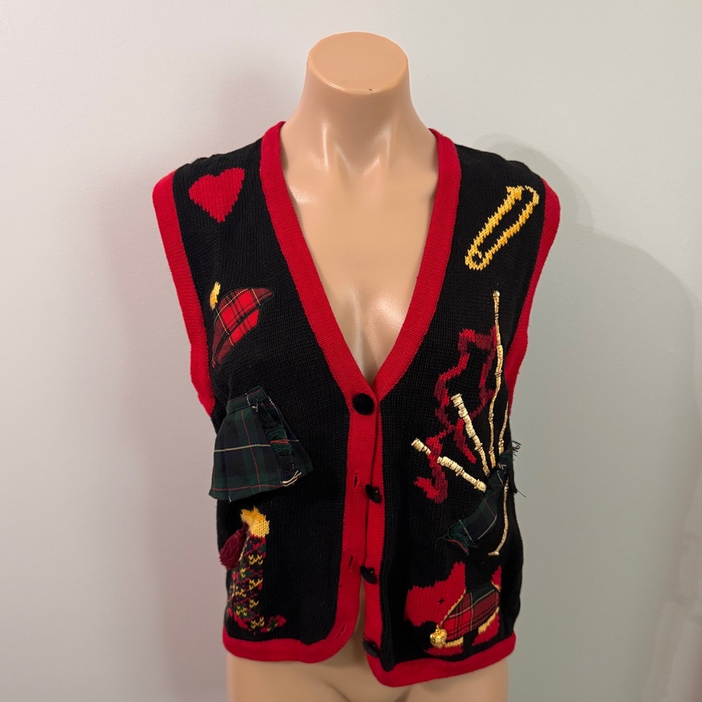 The Eagle’s Eye Vintage Scottish Kilt Bagpipe Sweater Vest Small Red Black